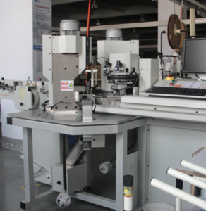 加工效率为每小时4500根，
对应广泛的电线加工范围，
最短可加工长度为30mm，
高精度XY方式的正确定位，
为保证端子压力的稳定性
装有压力监控装置。